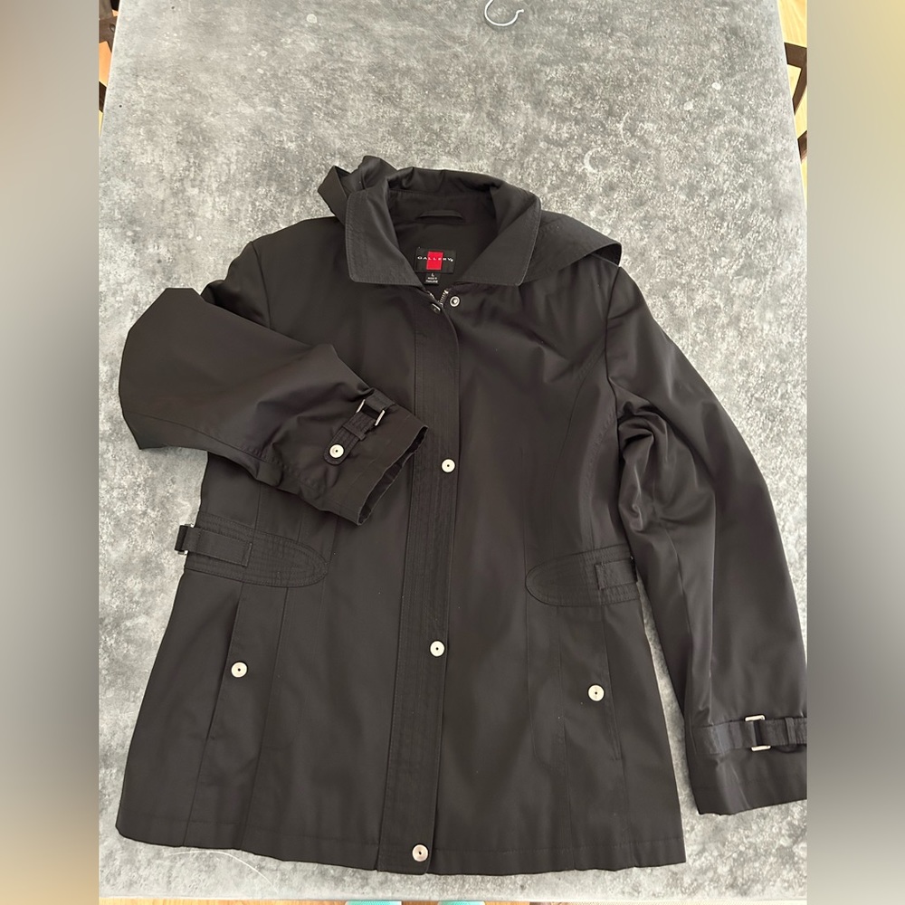 Gallery hooded jacket. Quilted interior. Size L